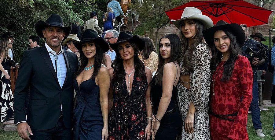 Mauricio Umansky, Farrah Aldjufrie, Kyle Richards, Portia Umansky, Sophia Umanksy, Alexia Umansky- Instagram