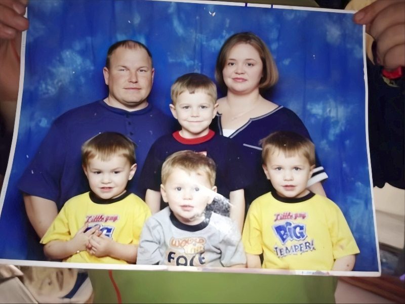 Amanda Halterman and her family throwback photo from gypsy1902 on Reddit